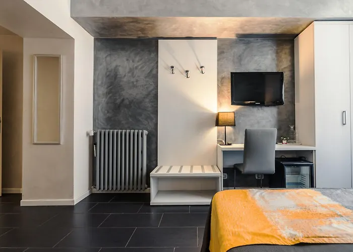 Grey&white Roma
